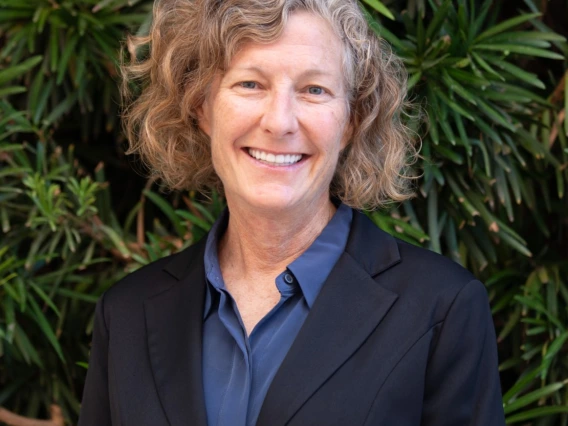 Laura Thompson Headshot